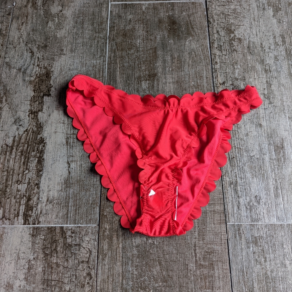 PRETTYLITTLE THING Scallop Brief Bikini Bottom